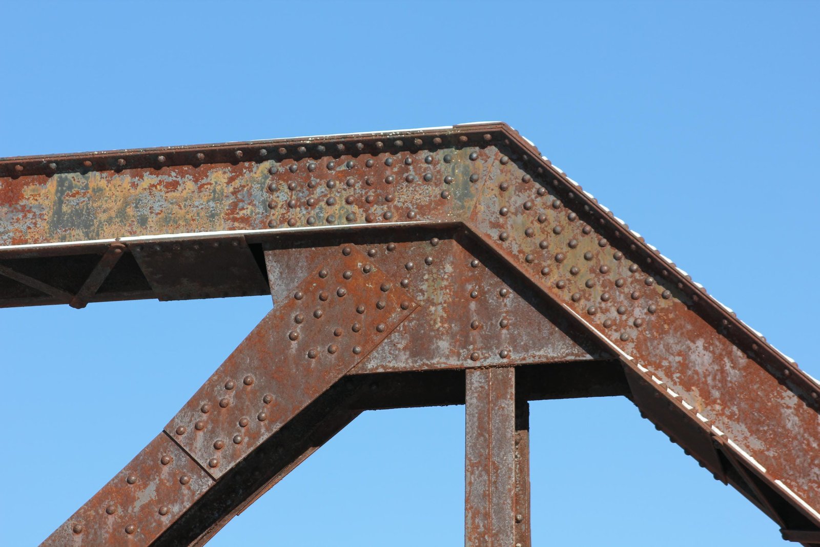 Upper angle connection, south track